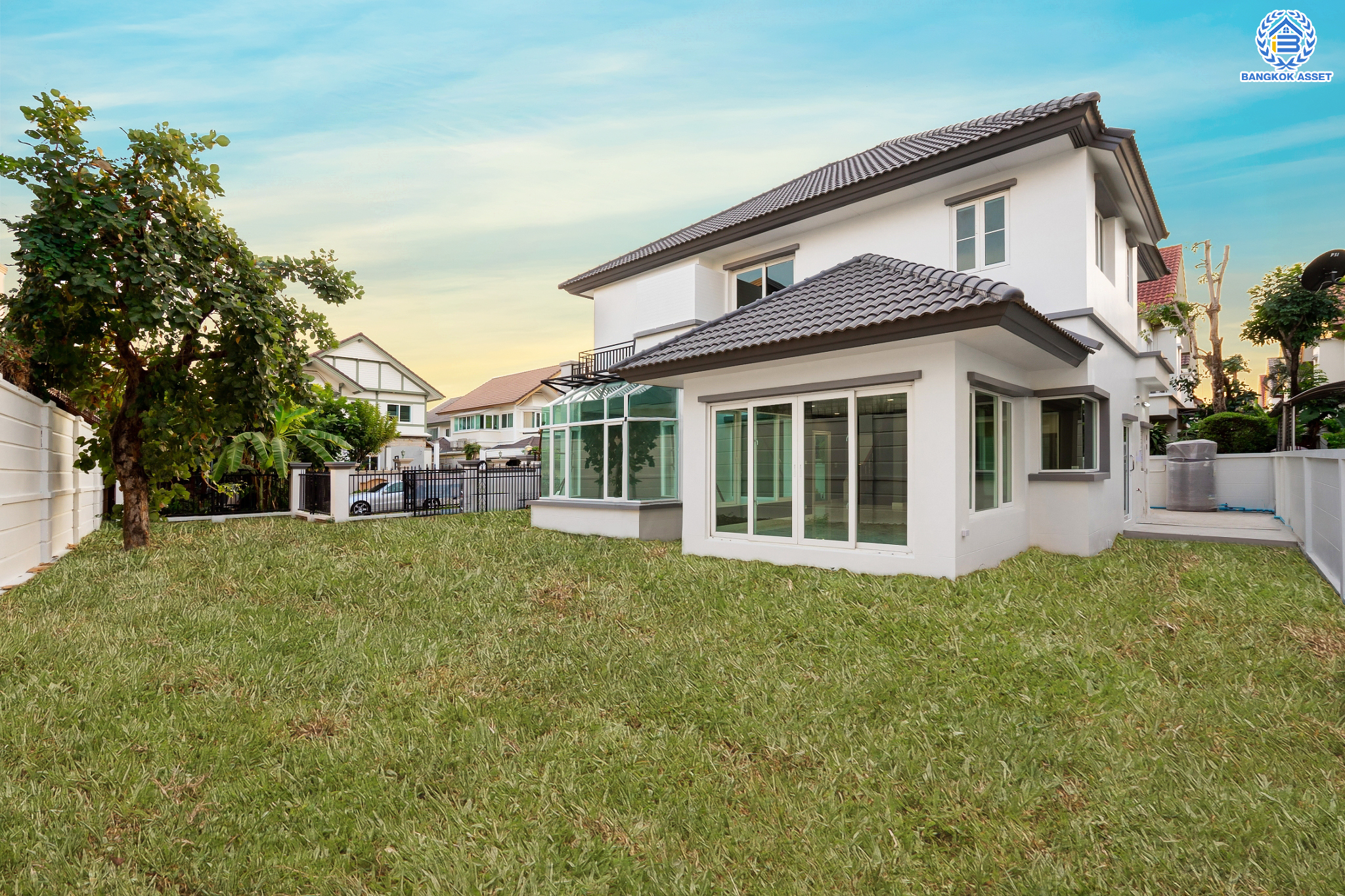 บ้านมือสองตกแต่งใหม่ ม.ลัดดารมย์ วัชรพล แบรนด์ Q.House หลังมุม เนื้อที่ 128 ตร.ว. ฟังก์ชัน 3 ห้องนอน 4 ห้องน้ำ 1 ห้องแม่บ้าน จอดรถได้ 4 คัน Facilities ครบครัน บนทำเลเชื่อมต่อหลายเส้นทาง ถ.รามอินทรา ถ.สายไหม และถ.พหลโยธิน ใกล้สนามบินดอนเมือง ทางด่วน "ศรีรัช" และ เซ็นทรัลรามอินทรา